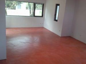 Suelo rojo de microcemento